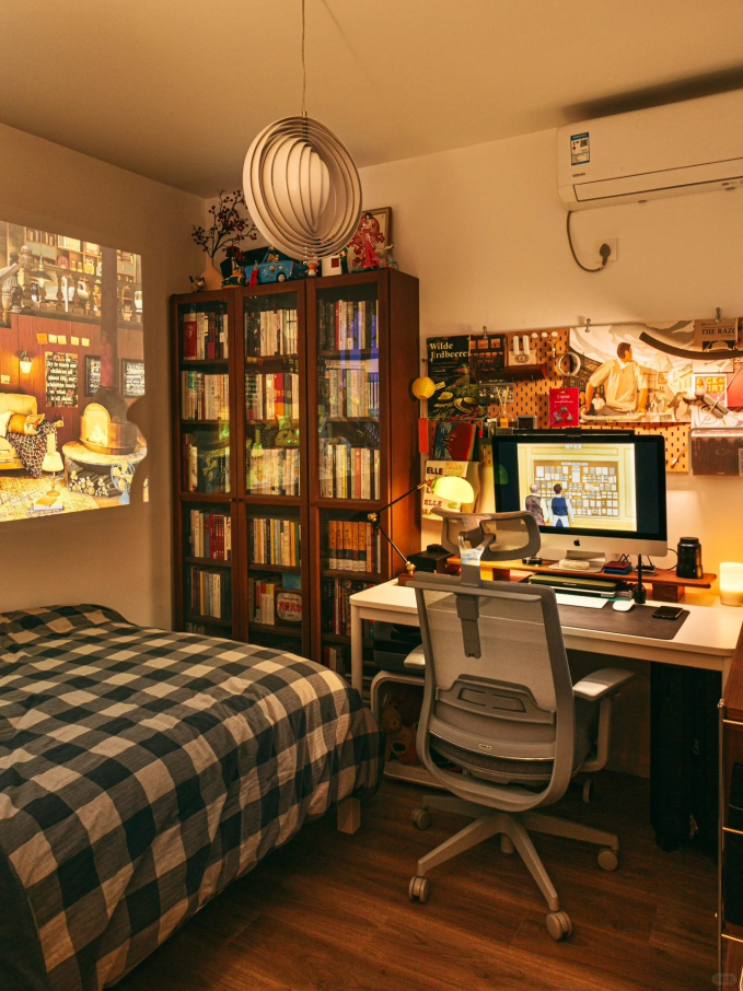 Mua nhà nhỏ đến mức bị tưởng là hành lang chờ thang máy, cặp đôi hô biến thành không gian sống ấm áp và đậm màu retro-13