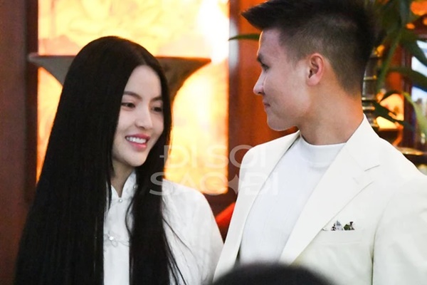 Đứng trong sân nhà đợi Quang Hải sang dạm ngõ, Chu Thanh Huyền làm gì mà netizen nhận xét: Khác hẳn lúc livestream trên mạng?-6