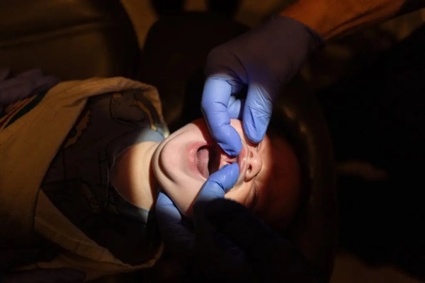 Góc khuất sau việc cắt thắng lưỡi cho bé sơ sinh: Từ thủ thuật nhỏ giúp trẻ bú mẹ thành món lợi cho những người lợi dụng lòng tin-1