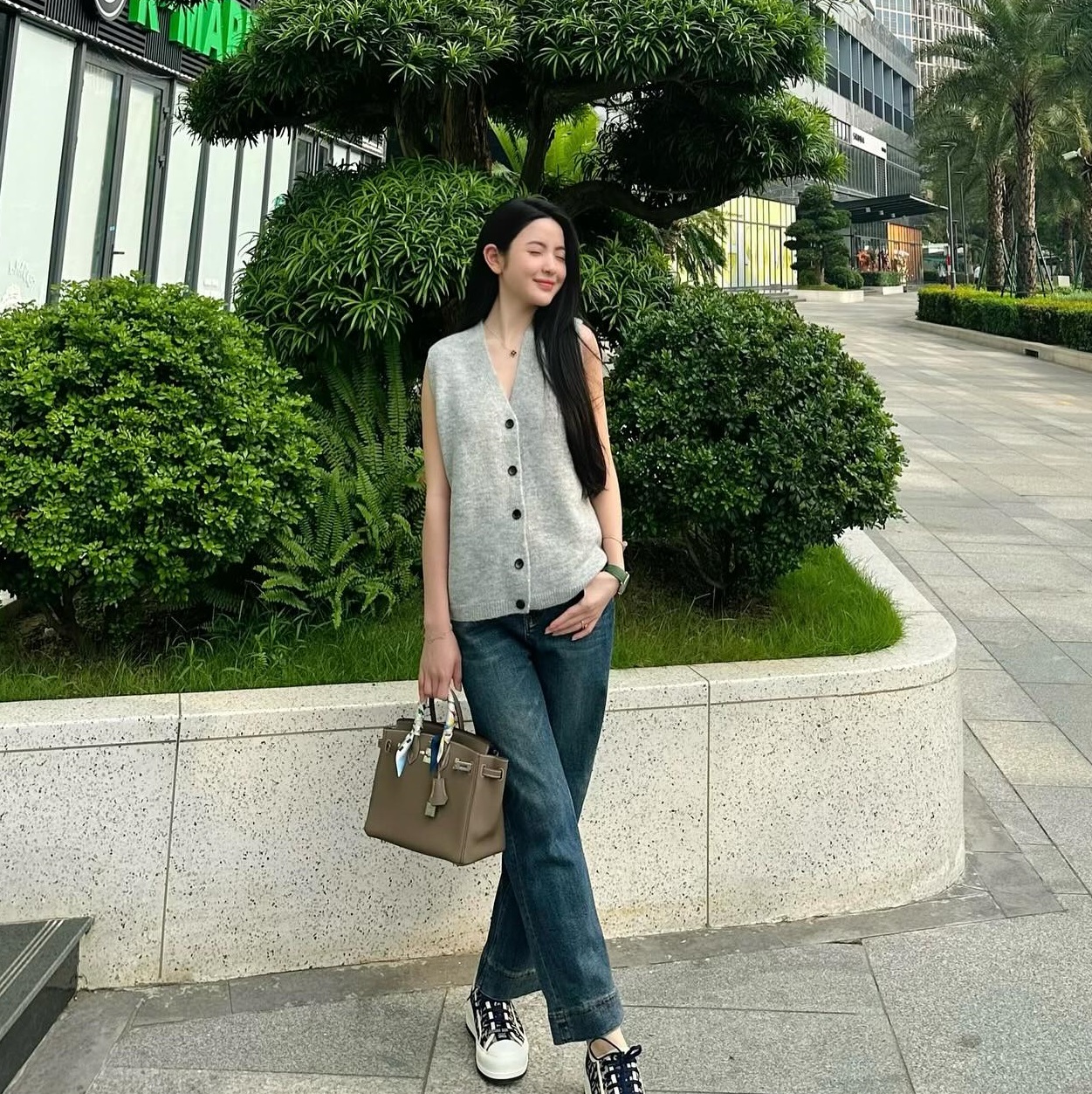 Thời trang dạo phố của Chu Thanh Huyền: Không cần cầu kỳ vẫn tôn được dáng chuẩn-1