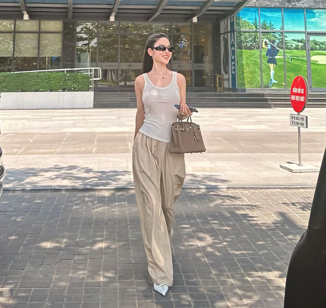 Thời trang dạo phố của Chu Thanh Huyền: Không cần cầu kỳ vẫn tôn được dáng chuẩn-2