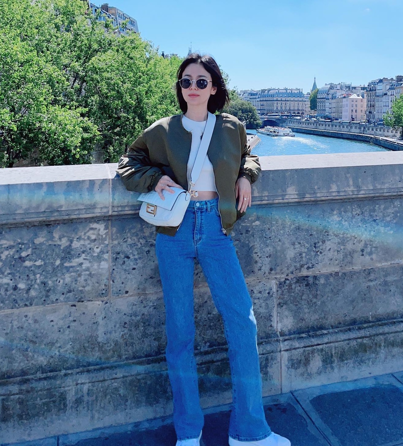 Những cách mặc quần jeans trẻ trung và sang trọng cho tuổi ngoài 40-1