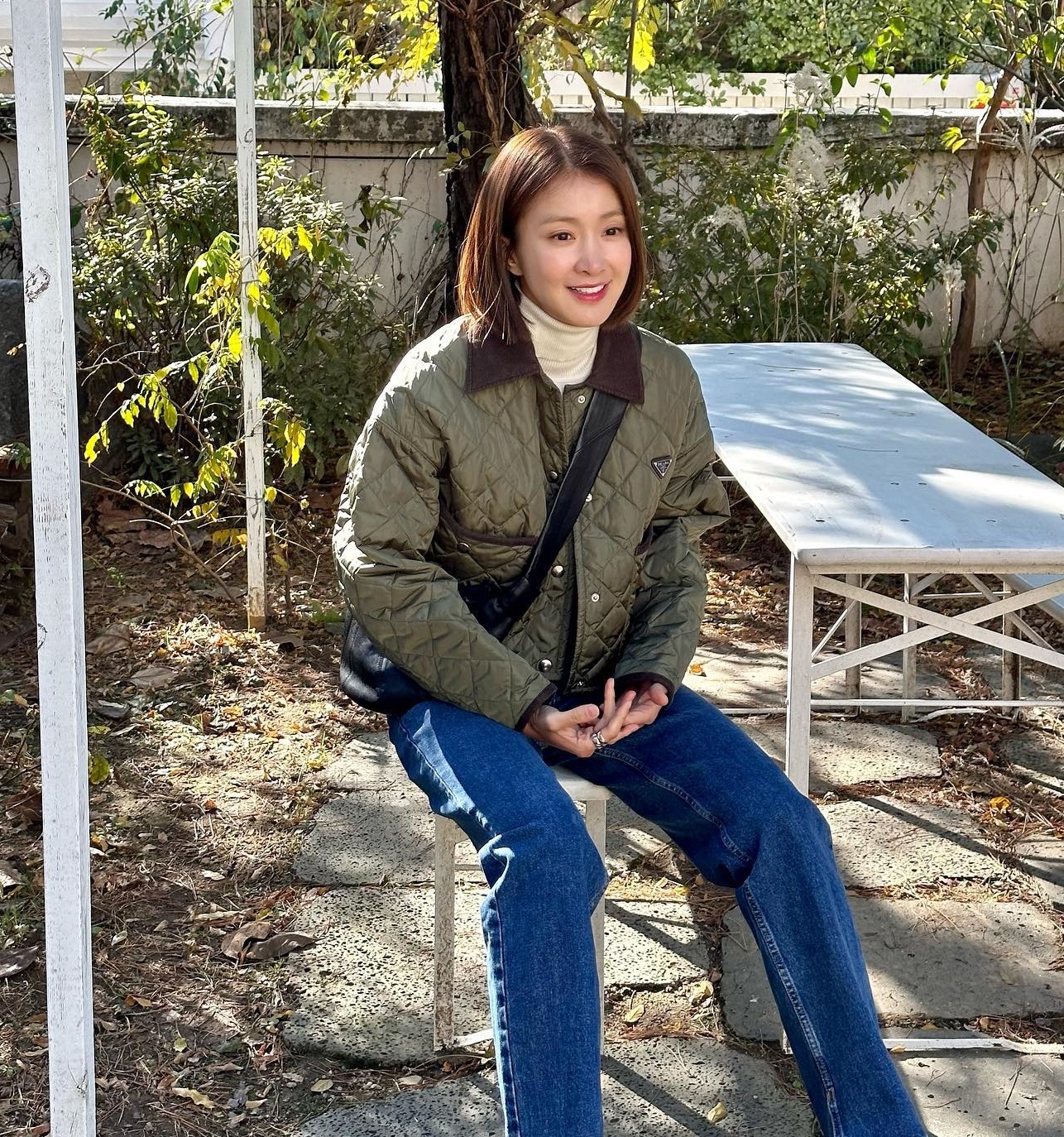 Những cách mặc quần jeans trẻ trung và sang trọng cho tuổi ngoài 40-5