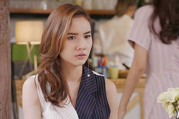 Thấy con gái về thăm nhà, bố liền xua con dâu bê mâm cơm đi giấu vội-1