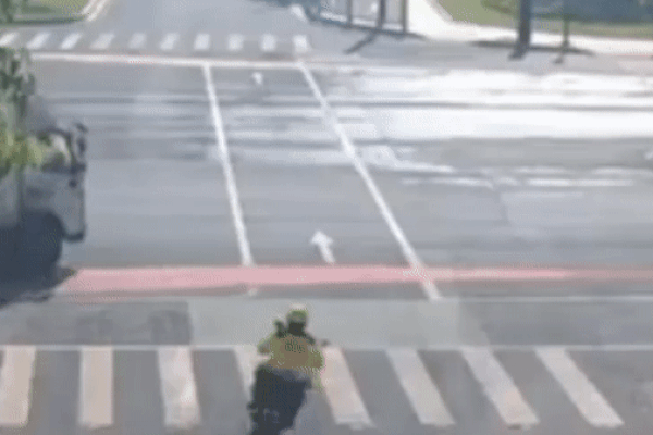 Clip: Phanh gấp, xe máy trượt ngã lao thẳng vào hông xe tải-1