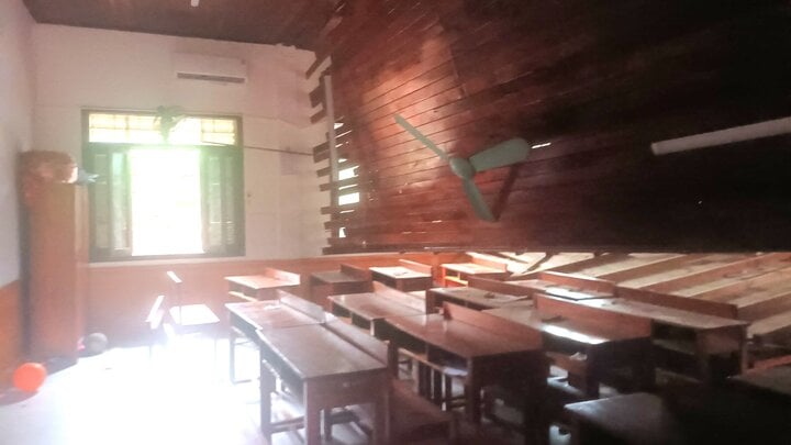 Hiện trường sập trần gỗ lớp học ở Nghệ An, 2 học sinh cấp cứu-2