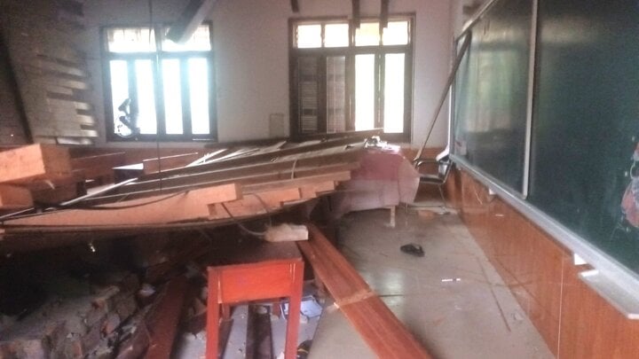 Hiện trường sập trần gỗ lớp học ở Nghệ An, 2 học sinh cấp cứu-3
