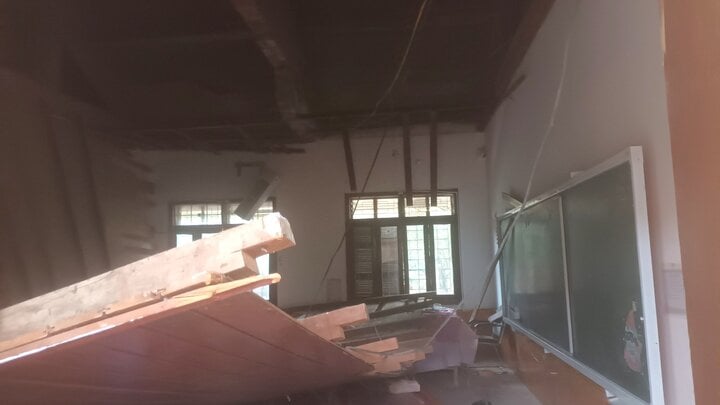 Hiện trường sập trần gỗ lớp học ở Nghệ An, 2 học sinh cấp cứu-4