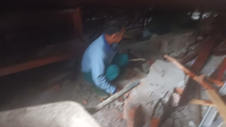 Hiện trường sập trần gỗ lớp học ở Nghệ An, 2 học sinh cấp cứu-5