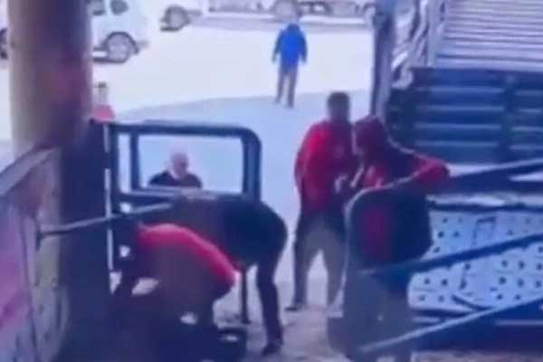 Nhân viên lò mổ bị con bò mình sắp giết thịt tấn công đến chết-1