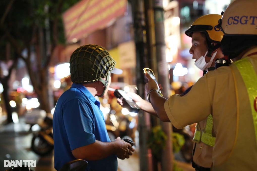 Thực hư CSGT TPHCM dùng một ống cho nhiều người ngậm thổi đo nồng độ cồn-2