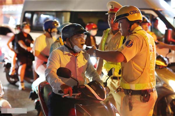 Trích xuất camera vụ thi thể trẻ sơ sinh đặt trong thùng giấy trên vỉa hè-2