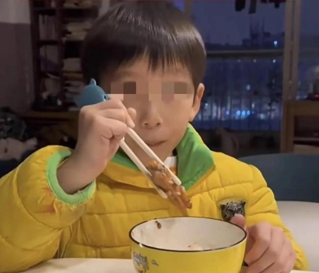 Mẹ lười quá bố nhỉ - Câu nói của con trai khiến mẹ thảng thốt, nếu cứ yêu thương sai cách, bạn chỉ tạo ra 1 đứa trẻ vô ơn-1