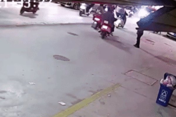 Khoảnh khắc xe bán tải lách khe hẹp, thoát nạn trong gang tấc-1