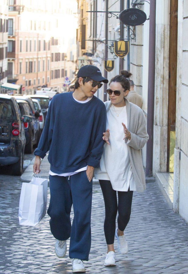 Song Joong Ki dạo phố cùng vợ và quý tử, có khoảnh khắc thể hiện tình cảm với bà xã gây chú ý-3