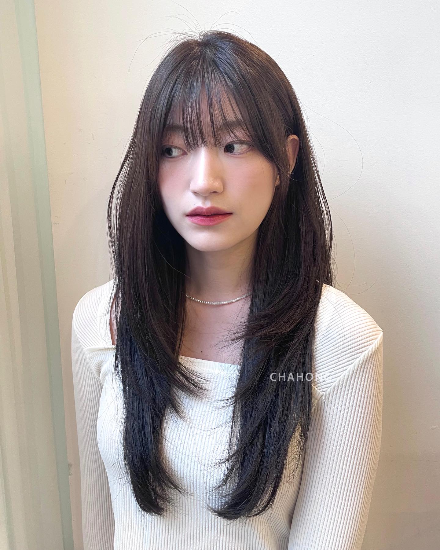 5 kiểu tóc ép thẳng giúp gương mặt nhỏ gọn và trẻ trung hơn-7