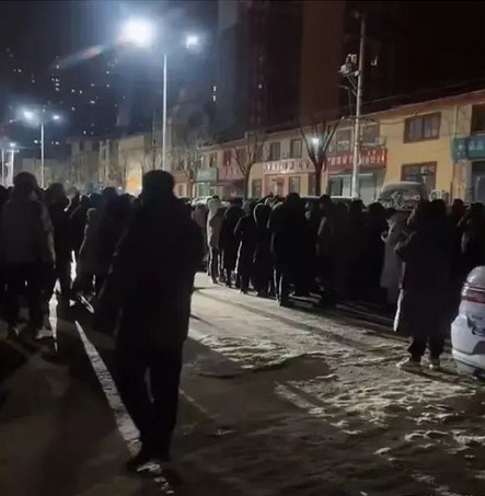 Huy động 200 hàng xóm tìm kiếm cậu bé đi lạc, đến khi tìm thấy em nói 1 câu khiến ai cũng nặng lòng nhìn về phía cặp bố mẹ-3