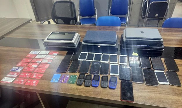 Đột kích bản doanh của ổ nhóm lừa đảo ở Hà Nội-3