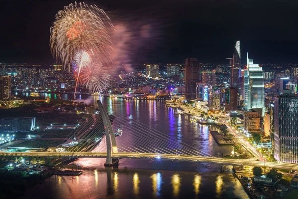 Hải Phòng lần đầu tiên bắn pháo hoa tầm thấp chào đón Năm mới-2