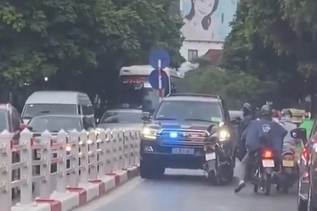 Người đàn ông chặn ô tô biển xanh ở Hà Nội: 2 vấn đề cần làm rõ-1