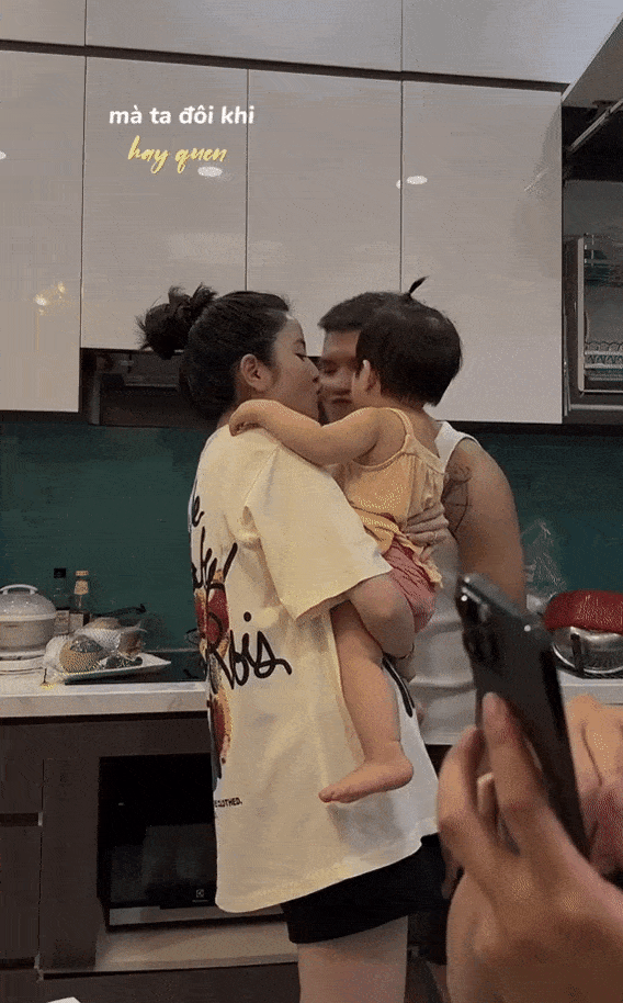 Xả ảnh” Quang Hải và Chu Thanh Huyền từng muốn giấu kín, lộ cả khoảnh khắc sống như vợ chồng-4