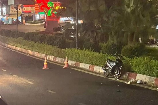 Học sinh chạy xe máy tông trúng cô giáo, cả 2 cùng chấn thương sọ não