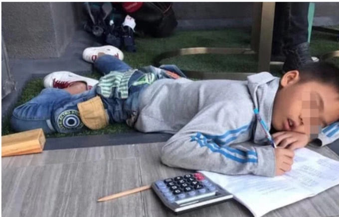 Bức ảnh cậu bé cấp 1 nằm ngủ, trên tay cầm một thứ khiến nhiều cha mẹ giật mình: Trẻ nhỏ đang chịu áp lực hơn bao giờ hết-1
