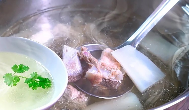 Canh xương bị nổi bọt mất ngon: Thêm thứ này vào nước trong vắt, ngọt đậm lại nhanh nhừ-1