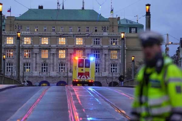 Praha mở đường dây nóng khủng hoảng, tăng cường hỗ trợ người dân sau vụ xả súng-1