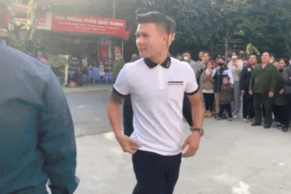 Bà hàng xóm nhà Chu Thanh Huyền kể chuyện Quang Hải: Ít về thăm quê nhưng về là cả xã biết bởi hành động đẹp-1