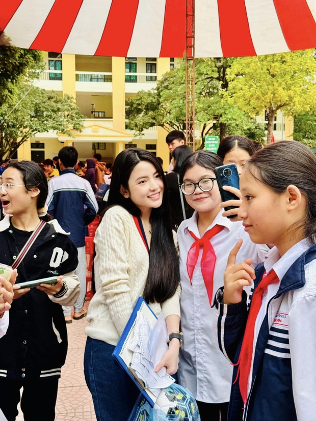 Bà hàng xóm nhà Chu Thanh Huyền kể chuyện Quang Hải: Ít về thăm quê nhưng về là cả xã biết bởi hành động đẹp-3