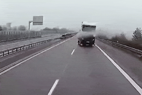 Xe đầu kéo chao đảo, đâm vào lan can rồi lật nghiêng trên cao tốc