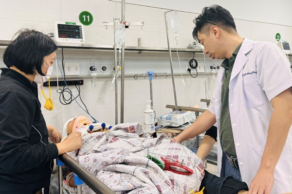 Nữ sinh nặng nhất vụ sập trần gỗ lớp học bị liệt, khó hồi phục-1