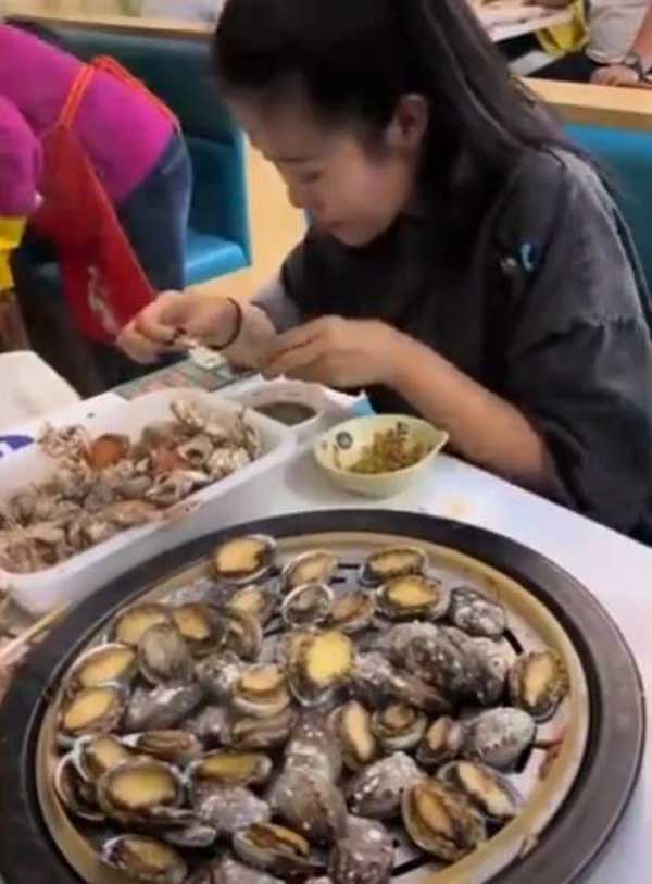 Bỏ 400.000 đồng đi ăn buffet, cô gái bị chủ nhà hàng quay clip bóc phốt vì lấy một hơi hơn 100 con bào ngư, dân mạng bênh ai?-3