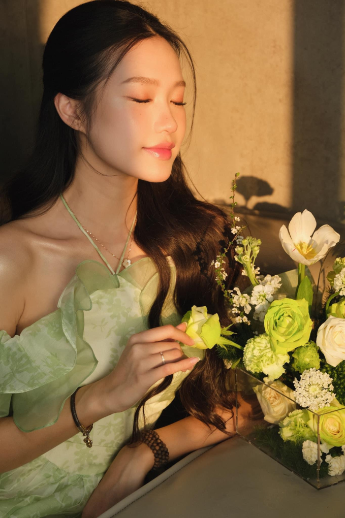 Doãn Hải Mỹ khoe nhan sắc ngọt ngọt, lộ xương quai xanh quyến rũ khi tạo dáng bên hoa-1