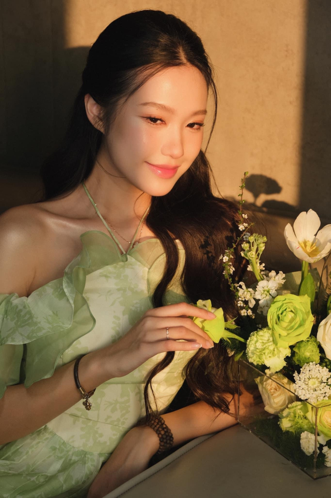 Doãn Hải Mỹ khoe nhan sắc ngọt ngọt, lộ xương quai xanh quyến rũ khi tạo dáng bên hoa-2
