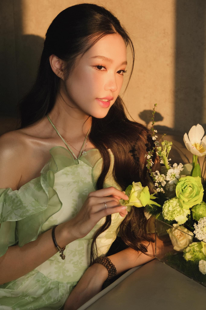 Doãn Hải Mỹ khoe nhan sắc ngọt ngọt, lộ xương quai xanh quyến rũ khi tạo dáng bên hoa-4