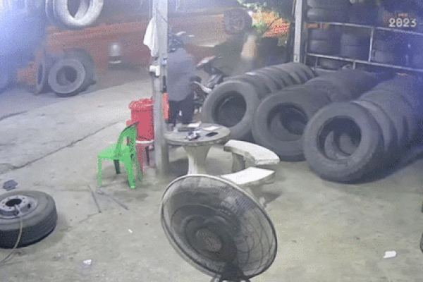 Clip: Lốp ô tô bất ngờ phát nổ kinh hoàng khiến cả tiệm sửa xe sợ hãi