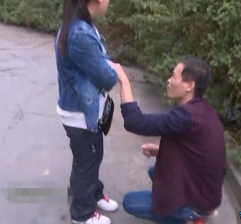 Vợ bỏ nhà đi 1 tháng bị chồng nghi ngoại tình, biết nguyên nhân anh quỳ xuống xin lỗi-1