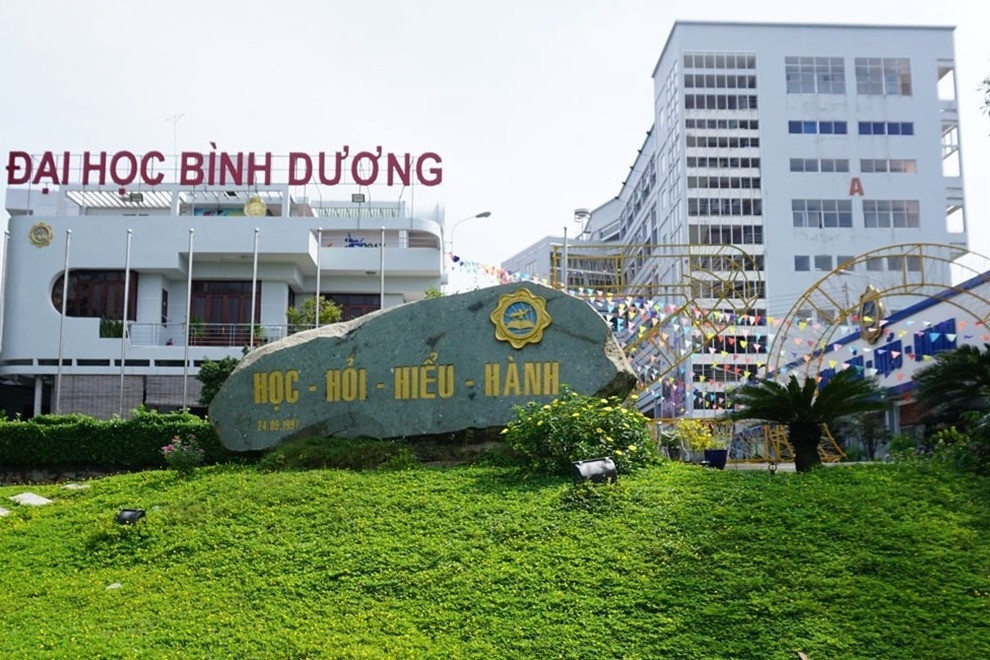 Một học sinh tử vong, nghi rơi từ tầng cao trường ĐH ở Bình Dương-1