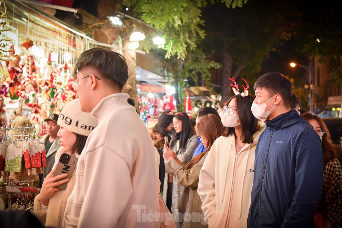 Rét 10 độ, giới trẻ Hà Nội xuống phố ăn kem, uống trà chanh thưởng thức tiết trời lạnh ngọt-2