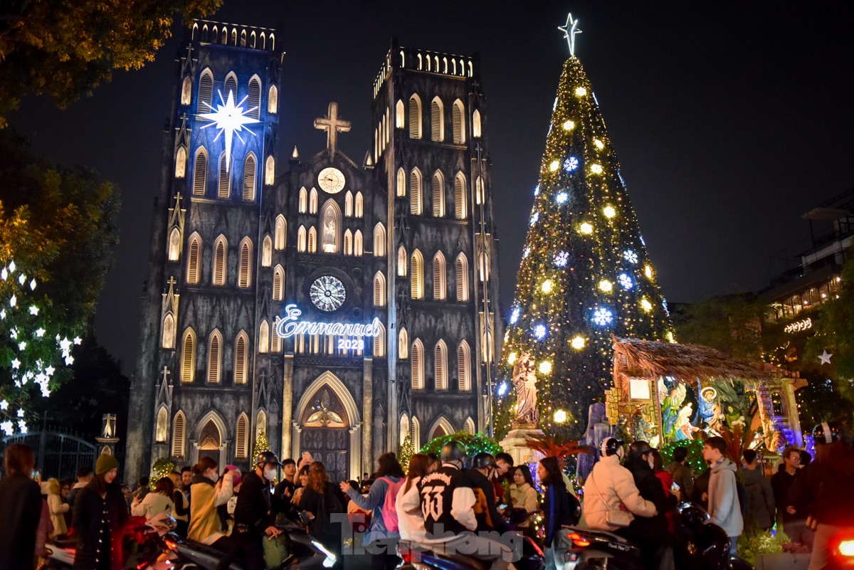 Rét 10 độ, giới trẻ Hà Nội xuống phố ăn kem, uống trà chanh thưởng thức tiết trời lạnh ngọt-6