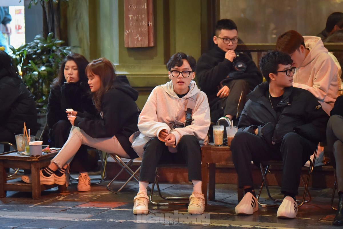 Rét 10 độ, giới trẻ Hà Nội xuống phố ăn kem, uống trà chanh thưởng thức tiết trời lạnh ngọt-9