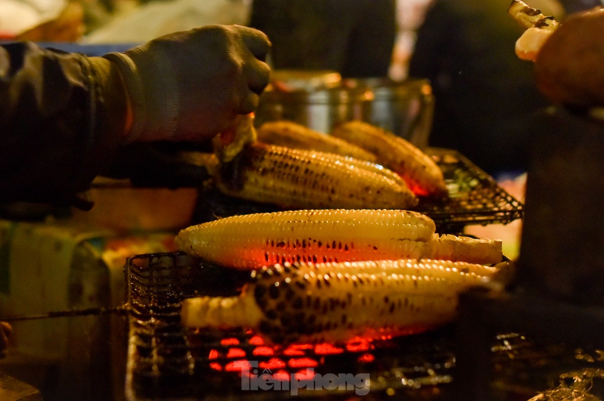 Rét 10 độ, giới trẻ Hà Nội xuống phố ăn kem, uống trà chanh thưởng thức tiết trời lạnh ngọt-13