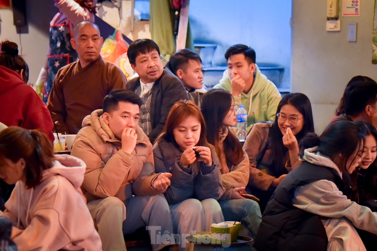 Rét 10 độ, giới trẻ Hà Nội xuống phố ăn kem, uống trà chanh thưởng thức tiết trời lạnh ngọt-14