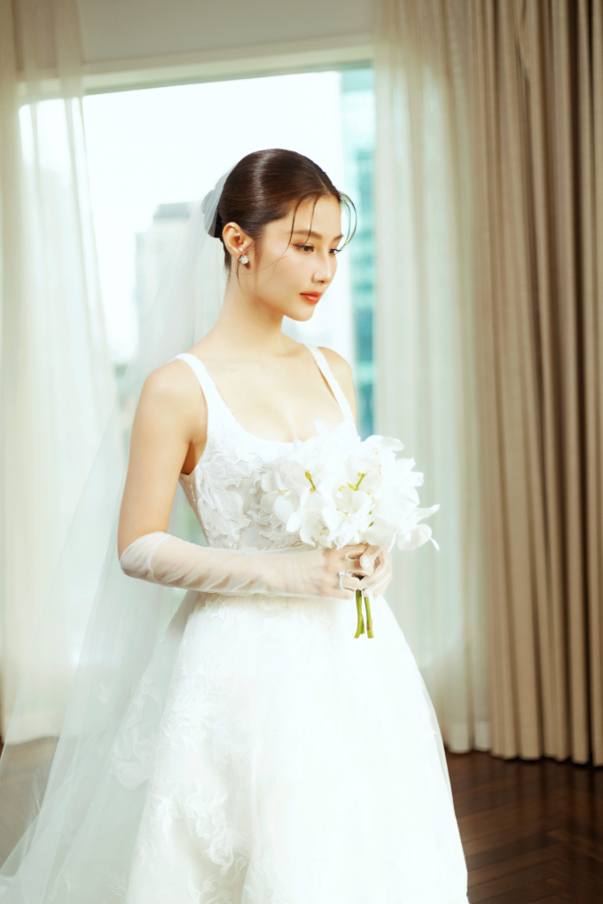 Diễm My 9X dùng 3 bó hoa ngày cưới: 1 bó chưa được cô dâu Vbiz nào dùng, ý nghĩa loài hoa cầm vào lễ đường mới đặc biệt-2