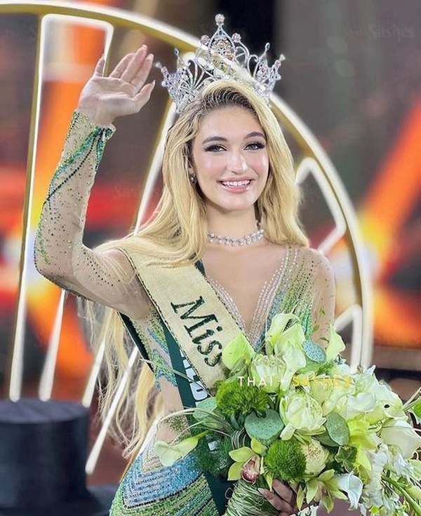 Vẻ đẹp như búp bê sống của mỹ nhân 18 tuổi đăng quang Hoa hậu Trái đất-1