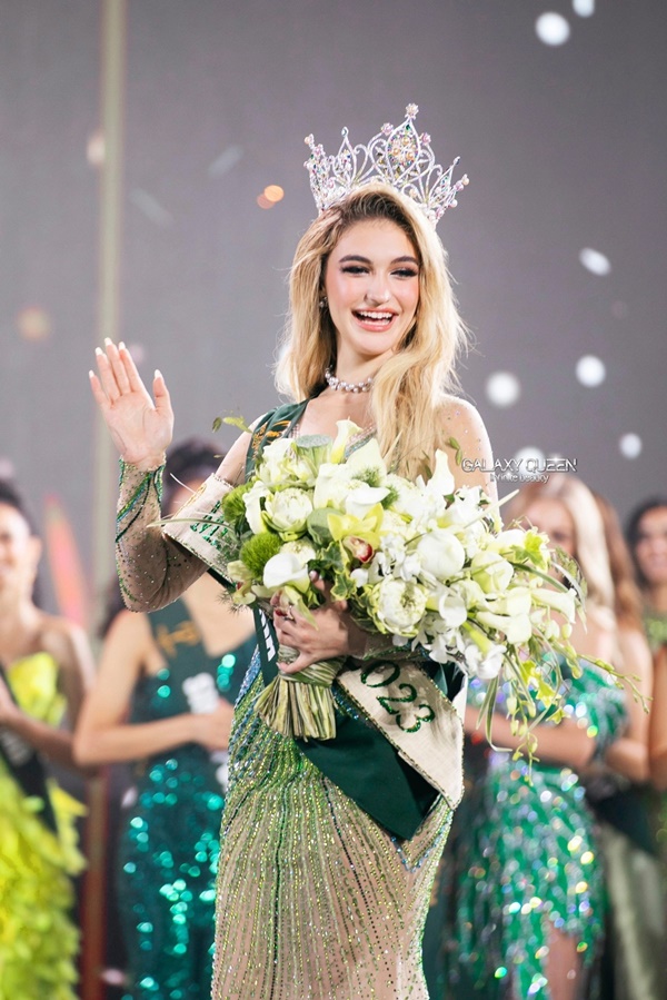 Vẻ đẹp như búp bê sống của mỹ nhân 18 tuổi đăng quang Hoa hậu Trái đất-3
