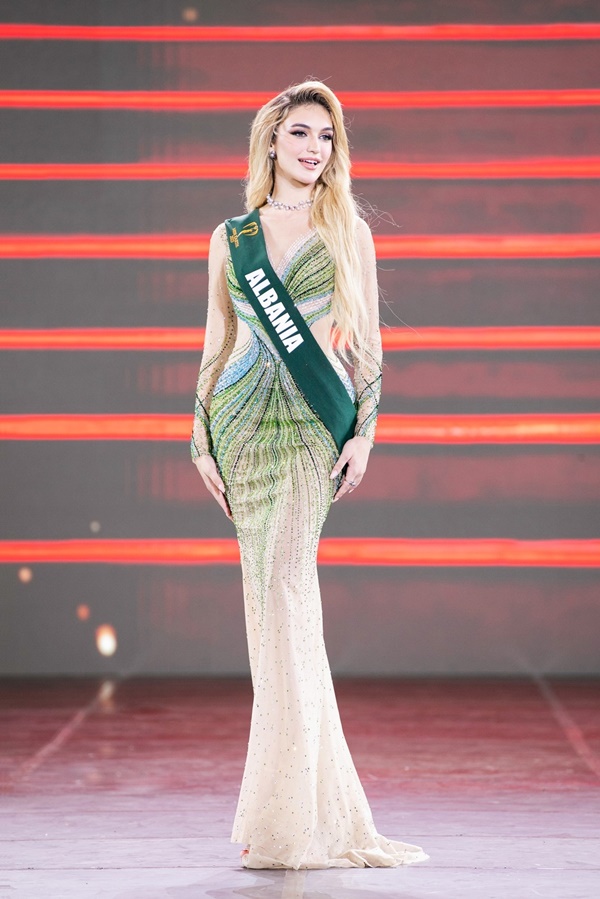 Vẻ đẹp như búp bê sống của mỹ nhân 18 tuổi đăng quang Hoa hậu Trái đất-5