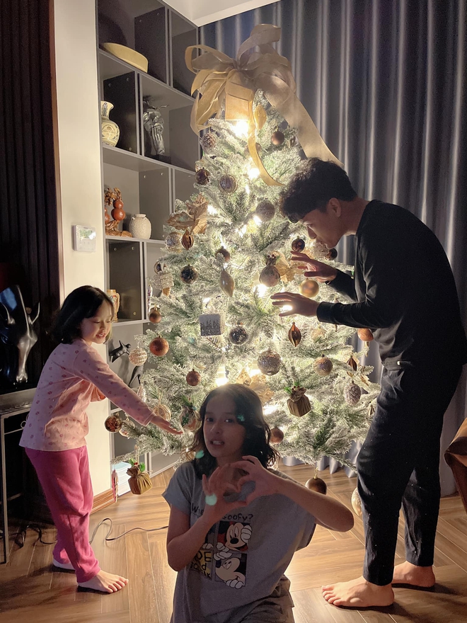 Nghỉ việc ở Nhà hát đi bán xe, Hồng Đăng vẫn hạnh phúc tự tay decor góc sống ảo trong nhà đón Noel-3